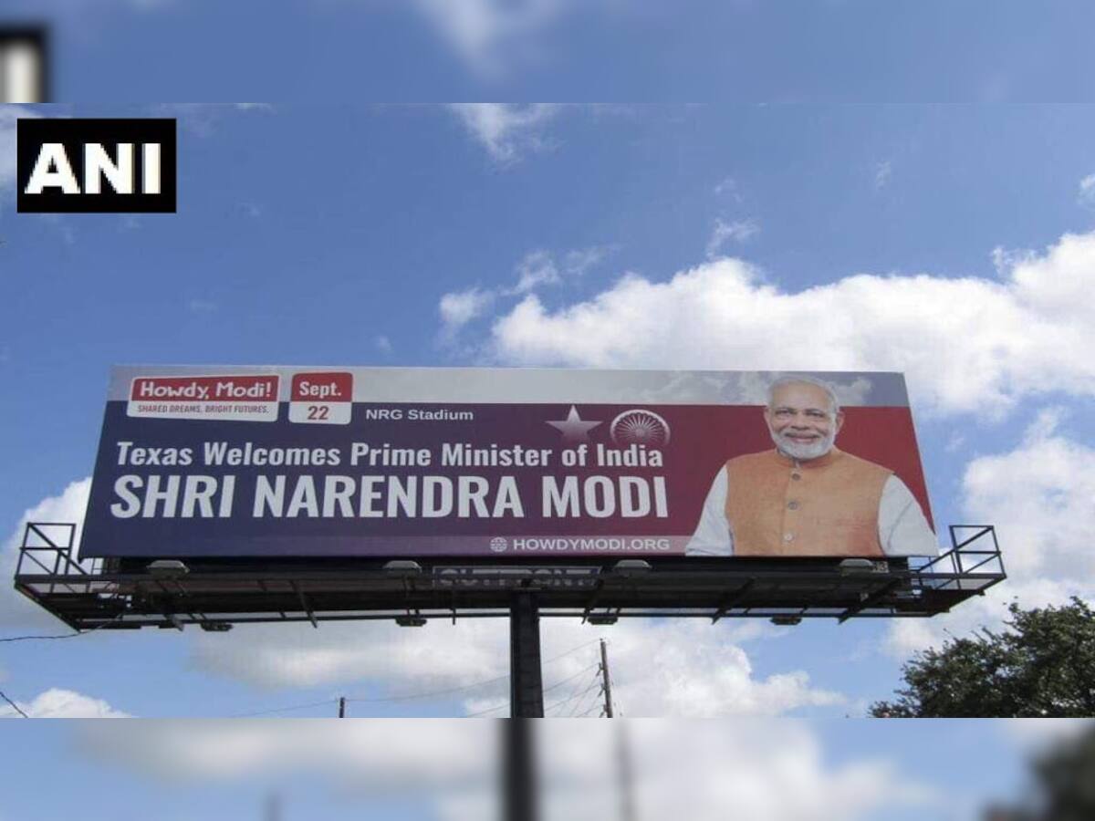 #HowdyModi: હ્યુસ્ટનના રસ્તાઓ પર 'મોદી મોદી', પોસ્ટરો સાથે કાર રેલી નીકળી