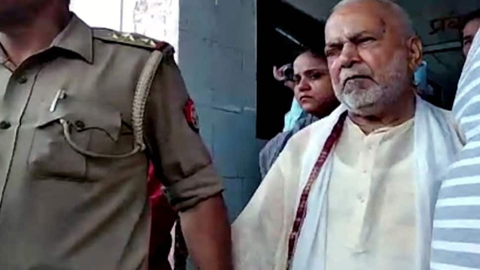 શાહજહાંપુર કેસ: પીડિત વિદ્યાર્થીની ઉપર પણ ધરપકડની લટકી રહી છે તલવાર, જાણો શું છે મામલો શાહજહાંપુર કેસ: પીડિત વિદ્યાર્થીની ઉપર પણ ધરપકડની લટકી રહી છે તલવાર, જાણો શું છે મામલો