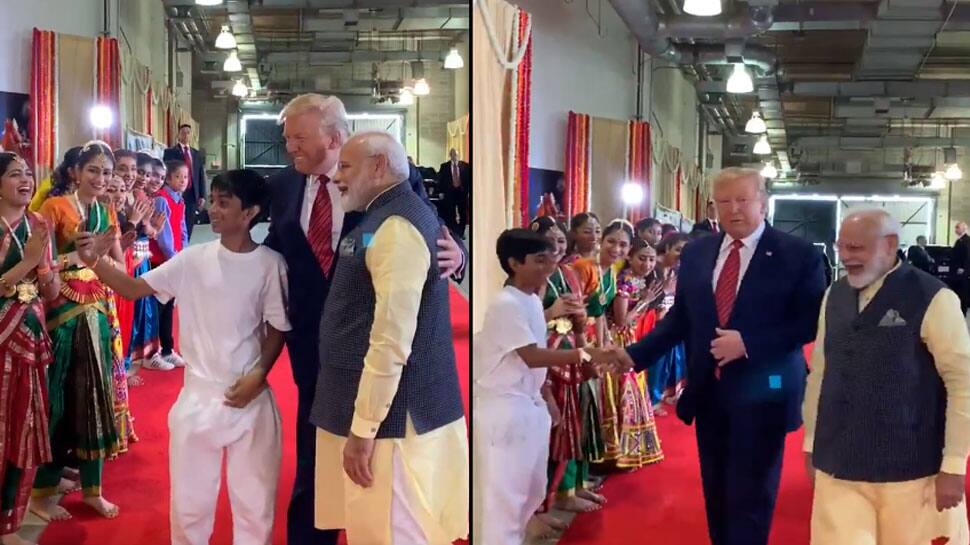 ડોનાલ્ડ ટ્રમ્પ અને PM મોદી સાથે લીધી સેલ્ફી અને બની ગયો 'Smart Boy', જુઓ Viral Video ડોનાલ્ડ ટ્રમ્પ અને PM મોદી સાથે લીધી સેલ્ફી અને બની ગયો 'Smart Boy', જુઓ Viral Video