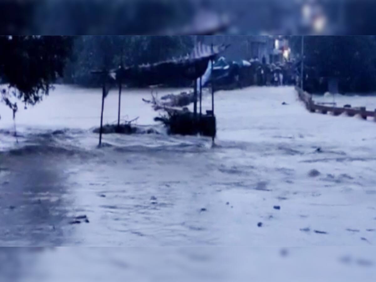 દ્વારકા: જિલ્લામાં 12 કલાકમાં 8 ઇંચ વરસાદ, શાળાઓમાં રજા જાહેર કરાઇ 