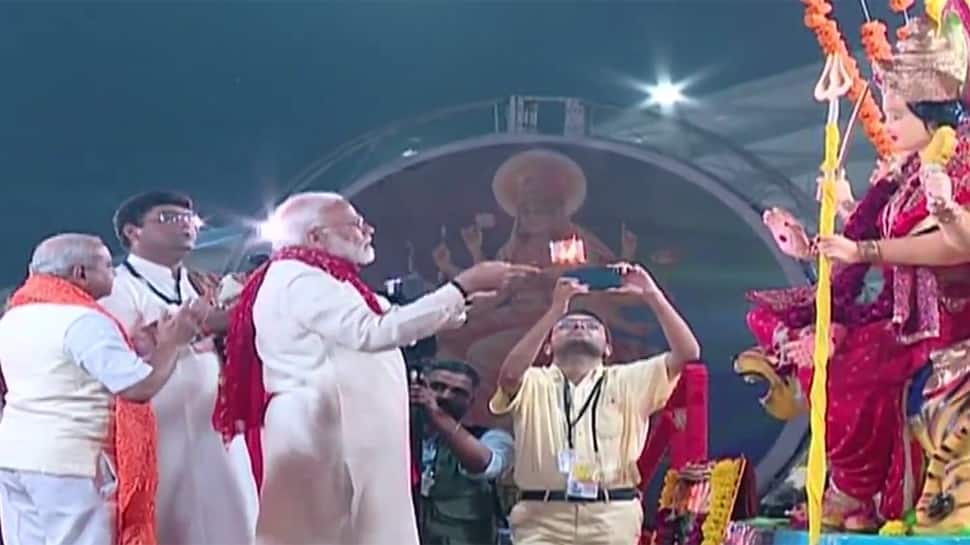 વાયબ્રન્ટ નવરાત્રીમાં વડાપ્રધાન નરેન્દ્ર મોદીએ કરી માઁ અંબાની આરતી વાયબ્રન્ટ નવરાત્રીમાં વડાપ્રધાન નરેન્દ્ર મોદીએ કરી માઁ અંબાની આરતી