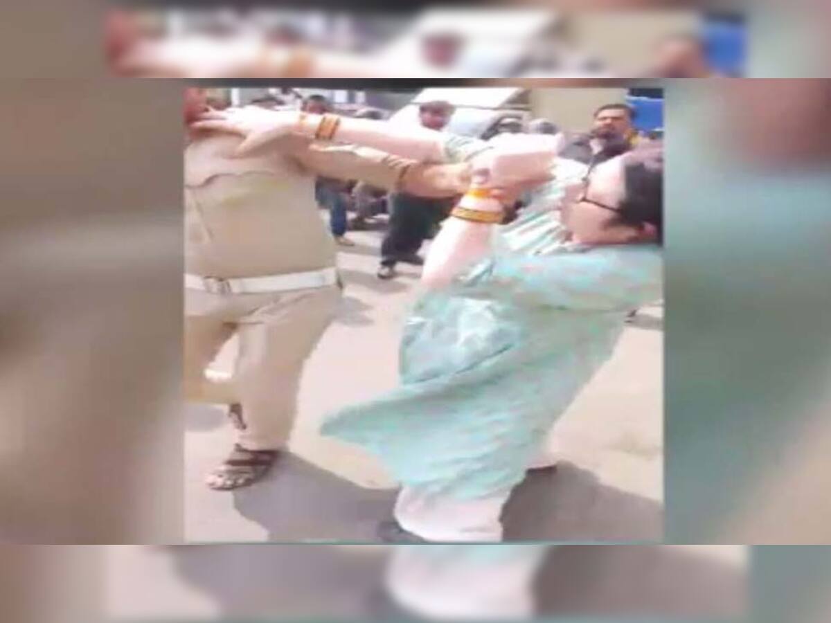 Video : ટ્રાફિકનો દંડ ભરવાનું કહેતા મહિલાએ રસ્તા વચ્ચે કરી નૌટંકી, પોલીસ સાથે મારામારી કરી