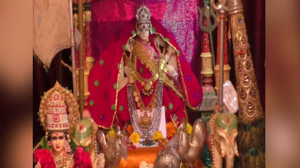 ‘300 કરોડનો હાર પહેરી’ ગાર્ડ ઓફ ઓનર સાથે નિકળી બાલા બહુચરની પાલખી યાત્રા ‘300 કરોડનો હાર પહેરી’ ગાર્ડ ઓફ ઓનર સાથે નિકળી બાલા બહુચરની પાલખી યાત્રા