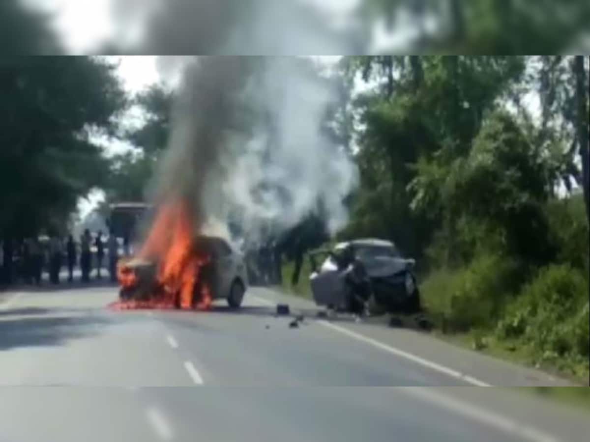 કલોલ પાસે Accident : બે કાર એકબીજા સાથે ટકરાતા એક કારમાં આગ લાગી
