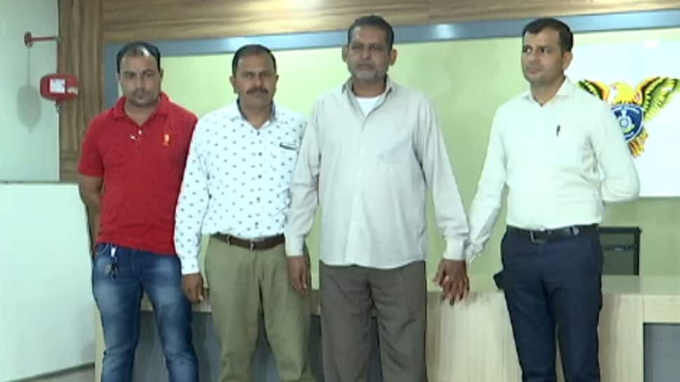 અમદાવાદ: 18 વર્ષ જુના ડબલ મર્ડર વિથ ઓનર કિંલિંગનો આરોપી મધ્યપ્રદેશથી ઝડપાયો અમદાવાદ: 18 વર્ષ જુના ડબલ મર્ડર વિથ ઓનર કિંલિંગનો આરોપી મધ્યપ્રદેશથી ઝડપાયો