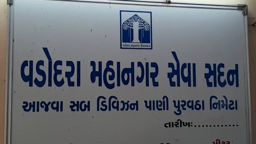 વડોદરા: ગાંધીનગરથી અધિકારીઓની ટીમ આવે છે, ઠપકા આવે છે પણ ચોખ્ખું પાણી નથી આવતું! વડોદરા: ગાંધીનગરથી અધિકારીઓની ટીમ આવે છે, ઠપકા આવે છે પણ ચોખ્ખું પાણી નથી આવતું!