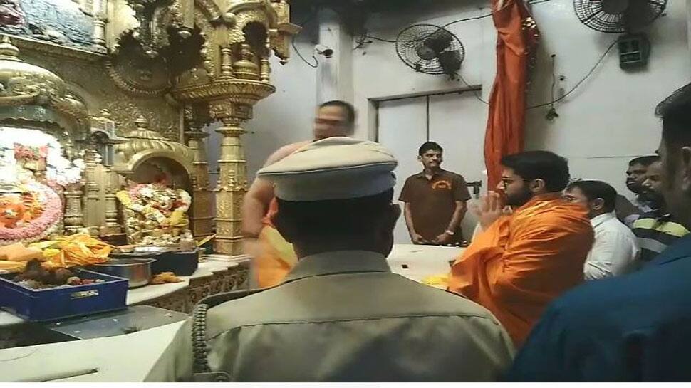મહારાષ્ટ્ર: મત આપતા પહેલા સિદ્ધિવિનાયક મંદિર પહોંચ્યા આદિત્ય ઠાકરે, વરલી સીટથી લડી રહ્યાં છે ચૂંટણી મહારાષ્ટ્ર: મત આપતા પહેલા સિદ્ધિવિનાયક મંદિર પહોંચ્યા આદિત્ય ઠાકરે, વરલી સીટથી લડી રહ્યાં છે ચૂંટણી