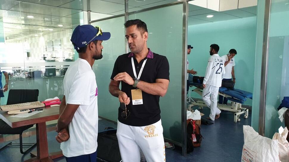 Ind vs SA: ત્રણ મહિના બાદ ભારતીય ડ્રેસિંગ રૂમમાં જોવા મળ્યો ધોની, શાસ્ત્રી સાથે કરી મુલાકાત Ind vs SA: ત્રણ મહિના બાદ ભારતીય ડ્રેસિંગ રૂમમાં જોવા મળ્યો ધોની, શાસ્ત્રી સાથે કરી મુલાકાત