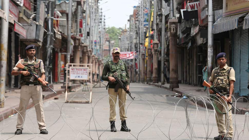 J&K: શ્રીનગરના લાલ ચોકમાં આતંકીઓએ કર્યો ગ્રેનેડ હુમલો, એકનું મોત તથા 22 લોકો ઈજાગ્રસ્ત J&K: શ્રીનગરના લાલ ચોકમાં આતંકીઓએ કર્યો ગ્રેનેડ હુમલો, એકનું મોત તથા 22 લોકો ઈજાગ્રસ્ત