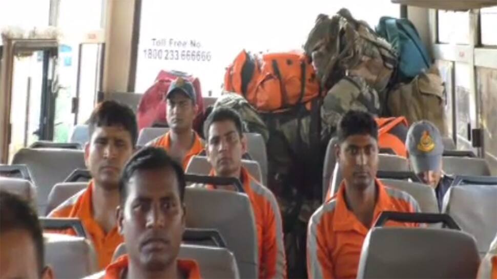 જામનગર પહોંચી NDRFની 6 ટીમ, વિવિધ જિલ્લાઓમાં જવા માટે રવાના જામનગર પહોંચી NDRFની 6 ટીમ, વિવિધ જિલ્લાઓમાં જવા માટે રવાના