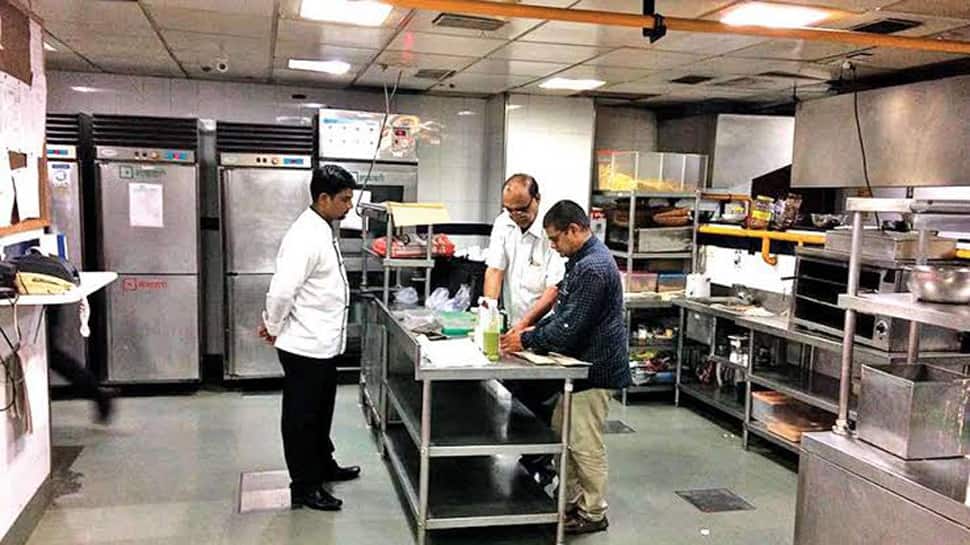 હવે રેસ્ટોરન્ટ્સના કિચનમાં ‘No admission without permission’ નહિ લગાવી શકાય, આવ્યો નવો નિયમ હવે રેસ્ટોરન્ટ્સના કિચનમાં ‘No admission without permission’ નહિ લગાવી શકાય, આવ્યો નવો નિયમ