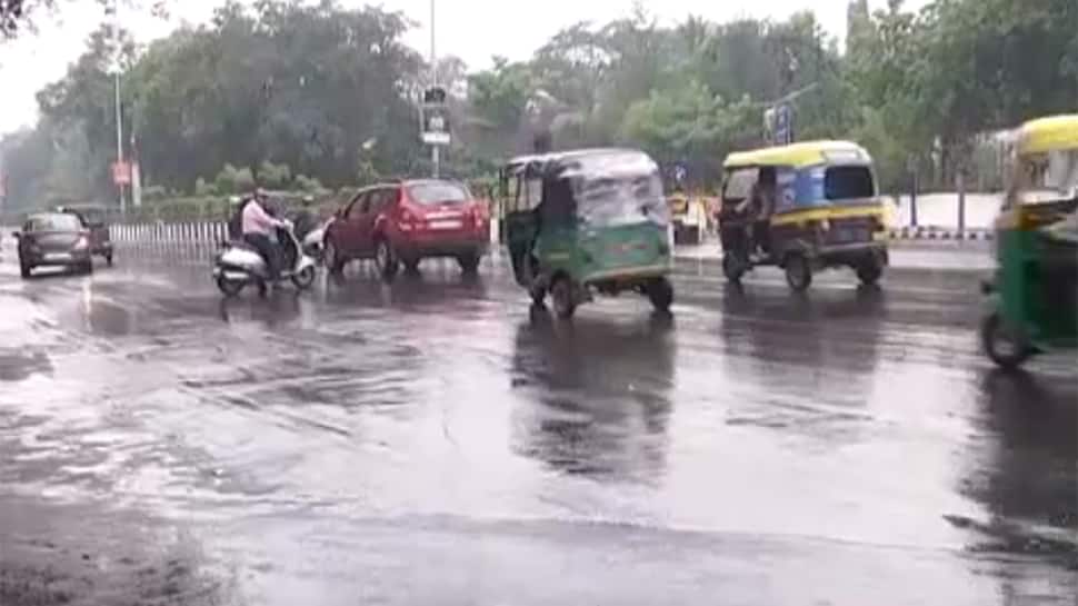 ગુજરાત: મહાની અસરને કારણે અનેક જિલ્લાઓમાં તોફાની વરસાદ ગુજરાત: મહાની અસરને કારણે અનેક જિલ્લાઓમાં તોફાની વરસાદ