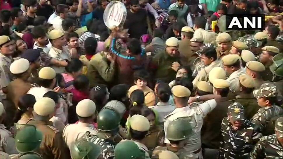 વિદ્યાર્થીઓના પ્રદર્શન સામે JNU તંત્રની પીછેહઠ, ફી વધારો ખેંચ્યો પાછો વિદ્યાર્થીઓના પ્રદર્શન સામે JNU તંત્રની પીછેહઠ, ફી વધારો ખેંચ્યો પાછો