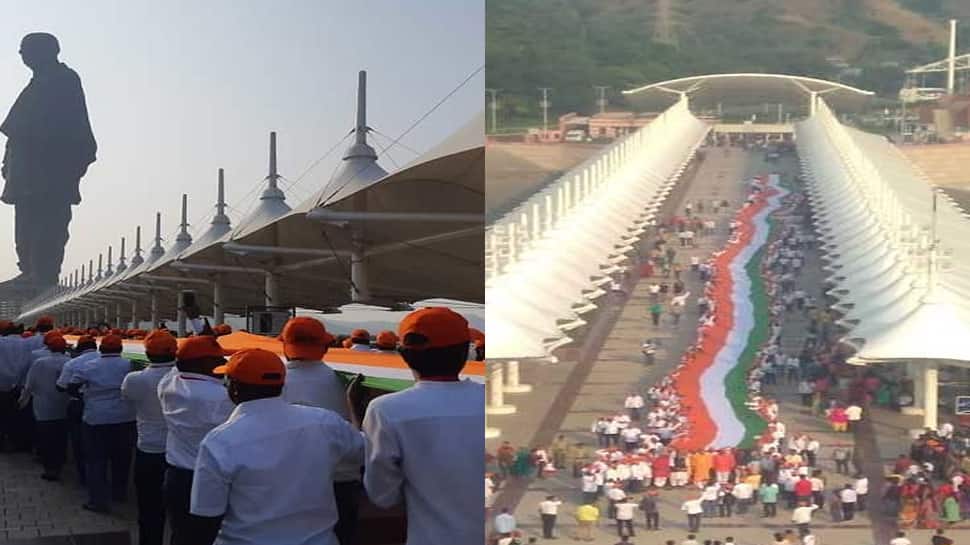 કેવડિયા: કર્ણાટકનાં 800 પ્રવાસીઓએ સ્ટેચ્યુ ઓફ યુનિટી ખાતે ફરકાવ્યો 1000 ફુટ લાંબો ત્રિરંગો કેવડિયા: કર્ણાટકનાં 800 પ્રવાસીઓએ સ્ટેચ્યુ ઓફ યુનિટી ખાતે ફરકાવ્યો 1000 ફુટ લાંબો ત્રિરંગો