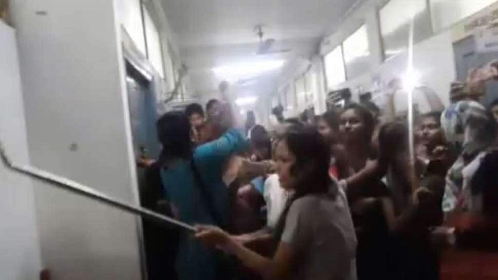 કોલકાતામાં JNU વાળી: ફી વધારાનાં વિરોધમાં વિદ્યાર્થીઓની લુખ્ખાગીરી કોલકાતામાં JNU વાળી: ફી વધારાનાં વિરોધમાં વિદ્યાર્થીઓની લુખ્ખાગીરી
