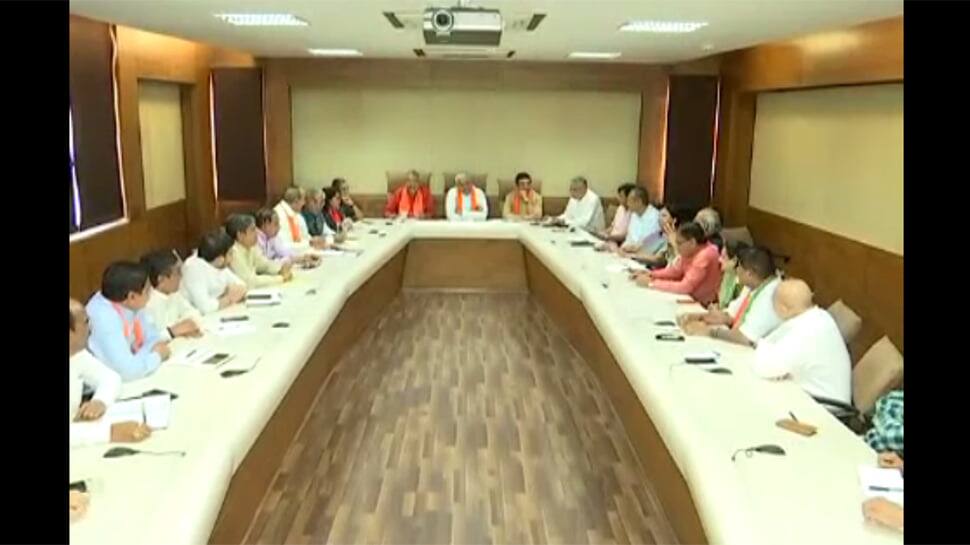 પ્રદેશ BJPની સેન્સ લેવાની કામગીરી સામે ઉઠ્યા સવાલ, હોદ્દેદારોએ નામ આપવાના બદલે ઠાલવ્યો રોષ પ્રદેશ BJPની સેન્સ લેવાની કામગીરી સામે ઉઠ્યા સવાલ, હોદ્દેદારોએ નામ આપવાના બદલે ઠાલવ્યો રોષ