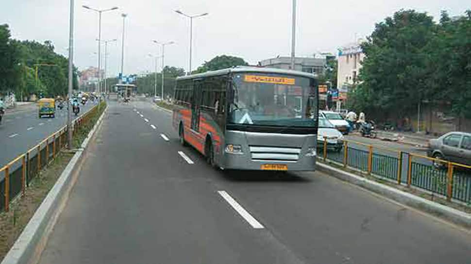 Ahmedabad : AMTSને મિક્સ ટ્રાફિકમાં દોડાવાનો AMCનો વિવાદિત નિર્ણય Ahmedabad : AMTSને મિક્સ ટ્રાફિકમાં દોડાવાનો AMCનો વિવાદિત નિર્ણય