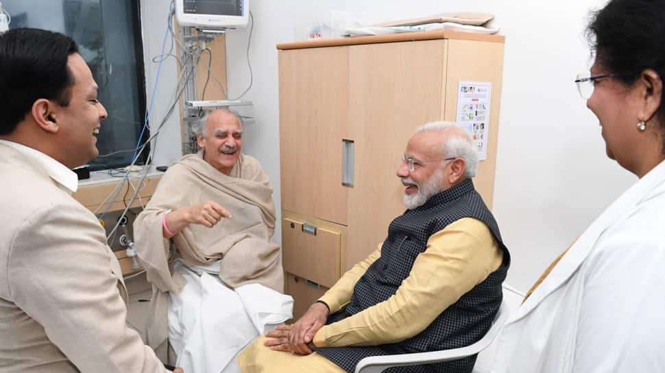 Pune: અરુણ શૌરીના હાલચાલ જાણવા પહોંચ્યાં PM મોદી, સારા સ્વાસ્થ્યની કામના કરી Pune: અરુણ શૌરીના હાલચાલ જાણવા પહોંચ્યાં PM મોદી, સારા સ્વાસ્થ્યની કામના કરી
