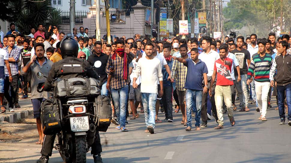 CAB: આસામમાં ભારે વિરોધ પ્રદર્શન, સેના બોલાવવી પડી, CM સોનોવાલ ગુવાહાટી એરપોર્ટ પર ફસાયા CAB: આસામમાં ભારે વિરોધ પ્રદર્શન, સેના બોલાવવી પડી, CM સોનોવાલ ગુવાહાટી એરપોર્ટ પર ફસાયા