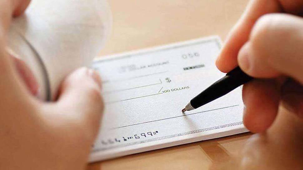 ચેક બાઉન્સ થવાની ભૂલ ભારે પડી શકે છે, SBI થી ICICI સુધીની બેંકો વસૂલે છે તગડી પેનલ્ટી ચેક બાઉન્સ થવાની ભૂલ ભારે પડી શકે છે, SBI થી ICICI સુધીની બેંકો વસૂલે છે તગડી પેનલ્ટી