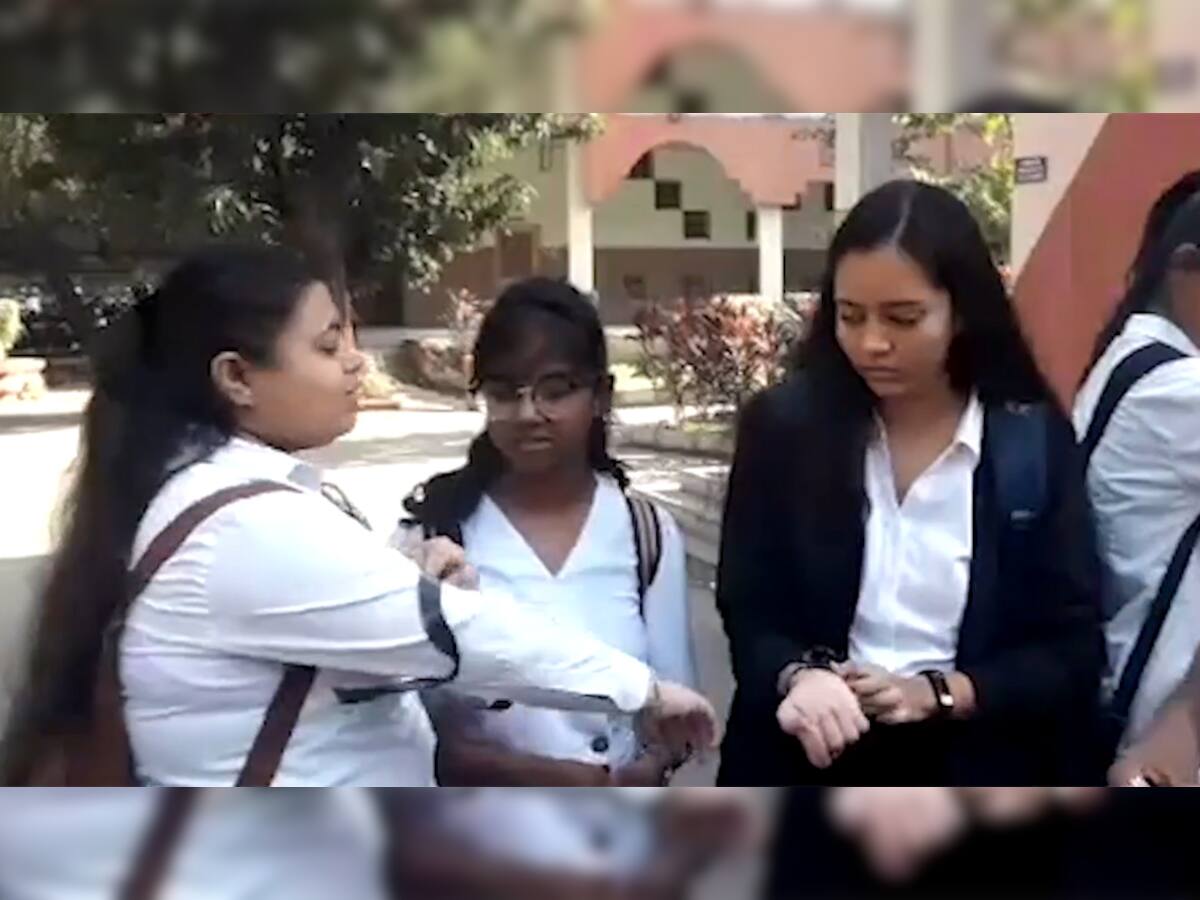 મહિલા સુરક્ષા મુદ્દે રાહુલે ભાંગરો વાટ્યો: વિદ્યાર્થીઓએ કાળી પટ્ટી બાંધી નોંધાવ્યો વિરોધ
