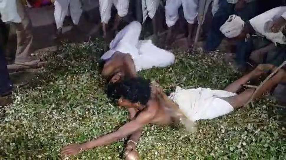 વિચિત્ર પરંપરા : ખુદને પાંડવોના વંશજ માનનારા આ લોકો કાંટાની પથારી પર સૂઈ જાય છે વિચિત્ર પરંપરા : ખુદને પાંડવોના વંશજ માનનારા આ લોકો કાંટાની પથારી પર સૂઈ જાય છે