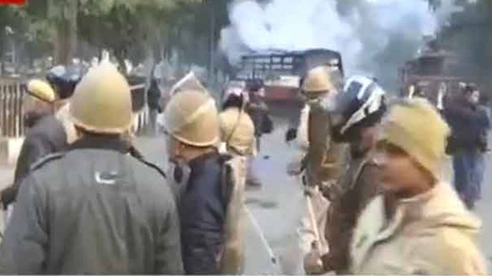 CAA Protest: લખનઉમાં બબાલ, અનેક સ્થળોએ આગચંપી, પોલીસ પર પથ્થરમારો CAA Protest: લખનઉમાં બબાલ, અનેક સ્થળોએ આગચંપી, પોલીસ પર પથ્થરમારો