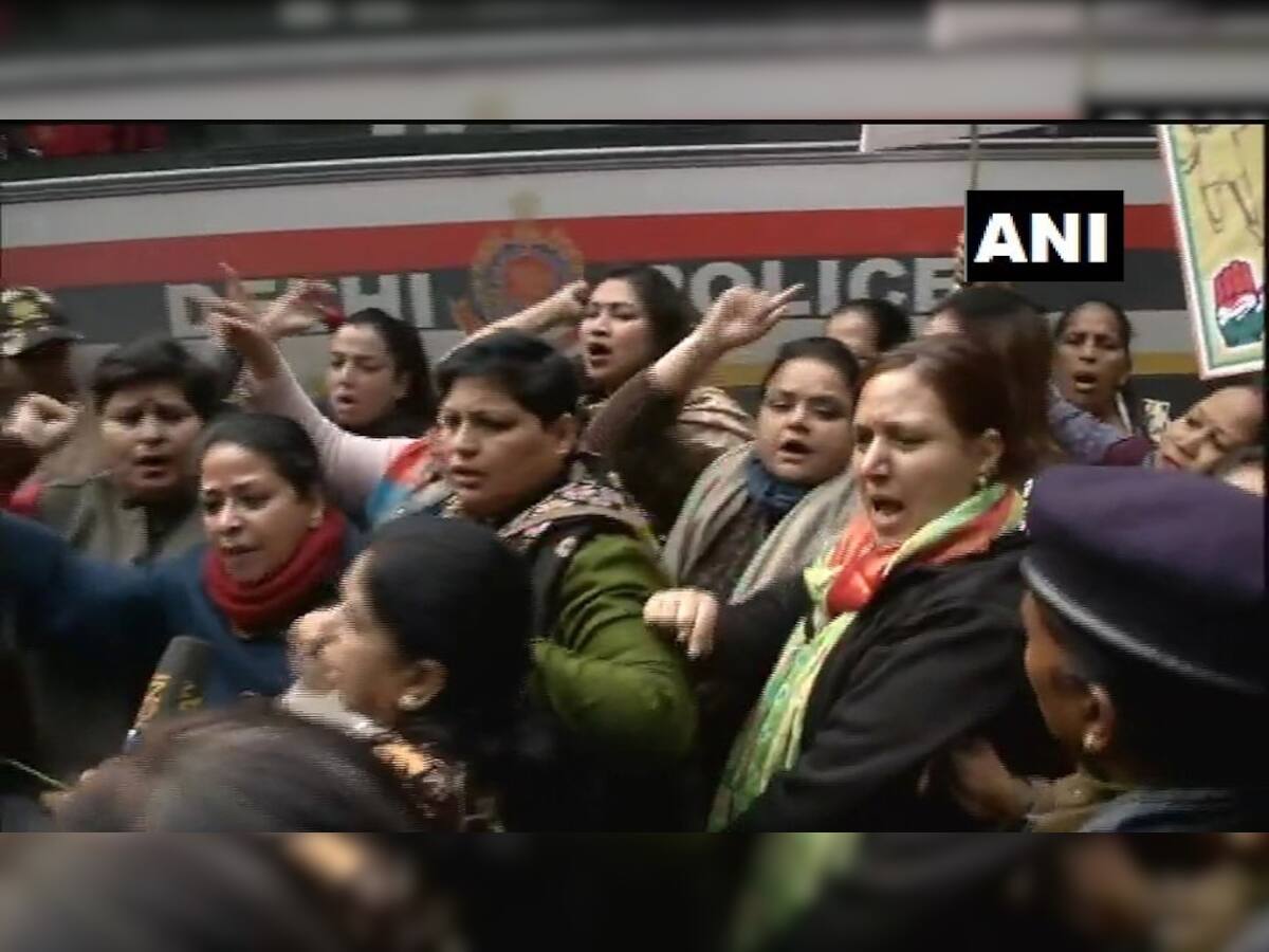 CAA Protest: દિલ્હીમાં કોંગ્રેસે ગૃહમંત્રી અમિત શાહના ઘર બહાર કર્યું પ્રદર્શન, અનેકની અટકાયત
