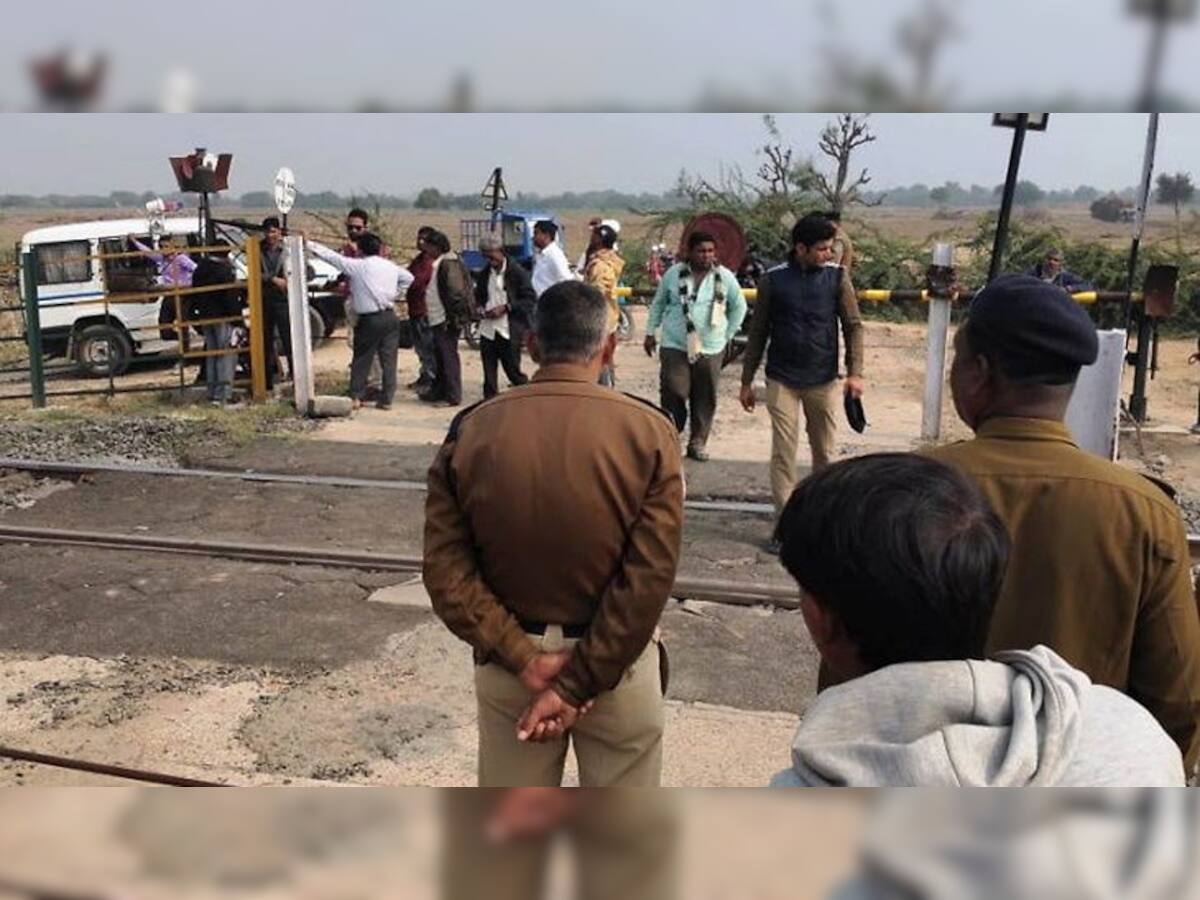 પાટણ: રાધનપુરમાં ખેડૂતોએ ટ્રેન અટકાવાતા તંત્ર દોડતું થયું, પોલીસ આવતા ભાગદોડ