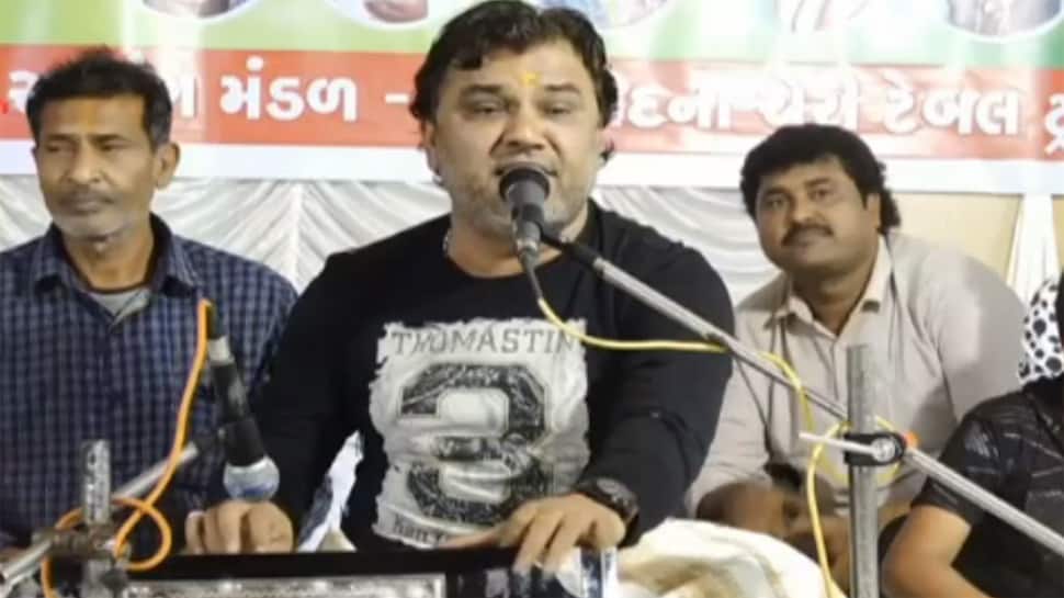 VIDEO: લોક ગાયક કીર્તિદાન ગઢવી વિરુદ્ધ પોલીસ ફરિયાદ, જાણો શું છે સમગ્ર મામલો VIDEO: લોક ગાયક કીર્તિદાન ગઢવી વિરુદ્ધ પોલીસ ફરિયાદ, જાણો શું છે સમગ્ર મામલો