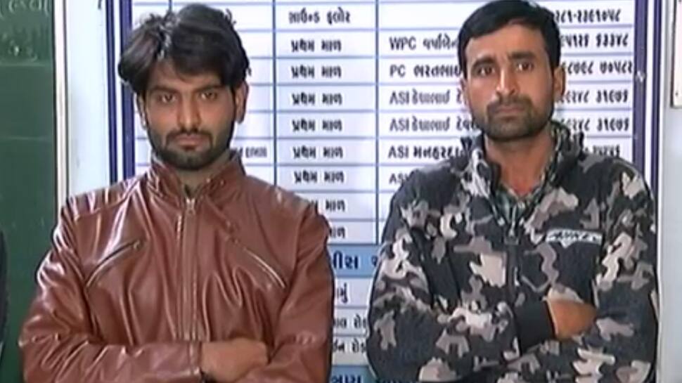 રાજકોટ: ફિલ્મની સ્ટોરીને પણ આંટી મારે તેવો લવ, સેક્સ ઓર ધોખાનો વિચિત્ર કિસ્સો રાજકોટ: ફિલ્મની સ્ટોરીને પણ આંટી મારે તેવો લવ, સેક્સ ઓર ધોખાનો વિચિત્ર કિસ્સો