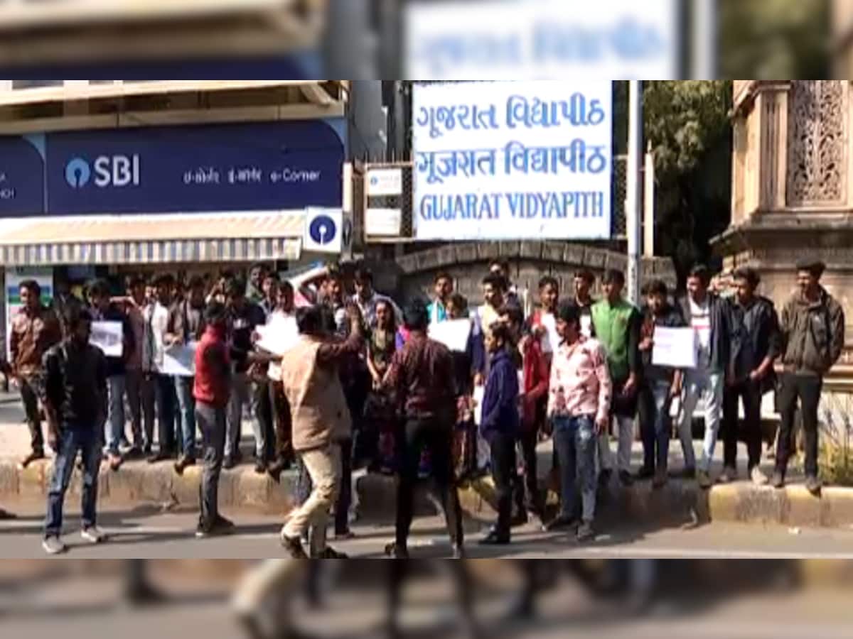 ABVP દ્વારા ગુજરાત વિદ્યાપીઠ બહાર JNU હિંસાના વિરોધમાં સુત્રોચ્ચાર
