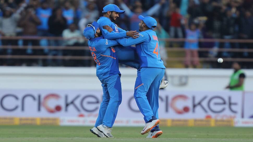 INDvsAUS: બીજી વનડેમાં ભારતનું શાનદાર પ્રદર્શન, ઓસ્ટ્રેલિયાને 36 રને હરાવ્યું INDvsAUS: બીજી વનડેમાં ભારતનું શાનદાર પ્રદર્શન, ઓસ્ટ્રેલિયાને 36 રને હરાવ્યું