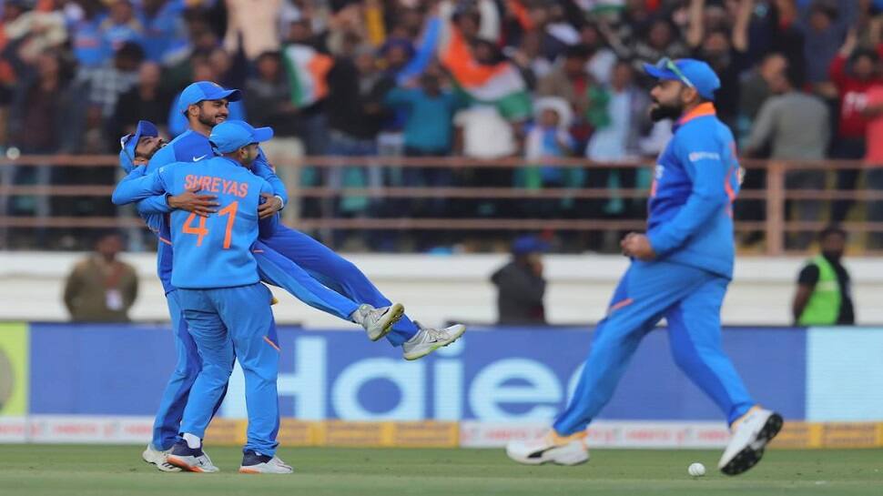INDvsAUS: રાજકોટમાં ભારતનો પલટવાર, કાંગારૂને 36 રને હરાવી શ્રેણી કરી સરભર INDvsAUS: રાજકોટમાં ભારતનો પલટવાર, કાંગારૂને 36 રને હરાવી શ્રેણી કરી સરભર