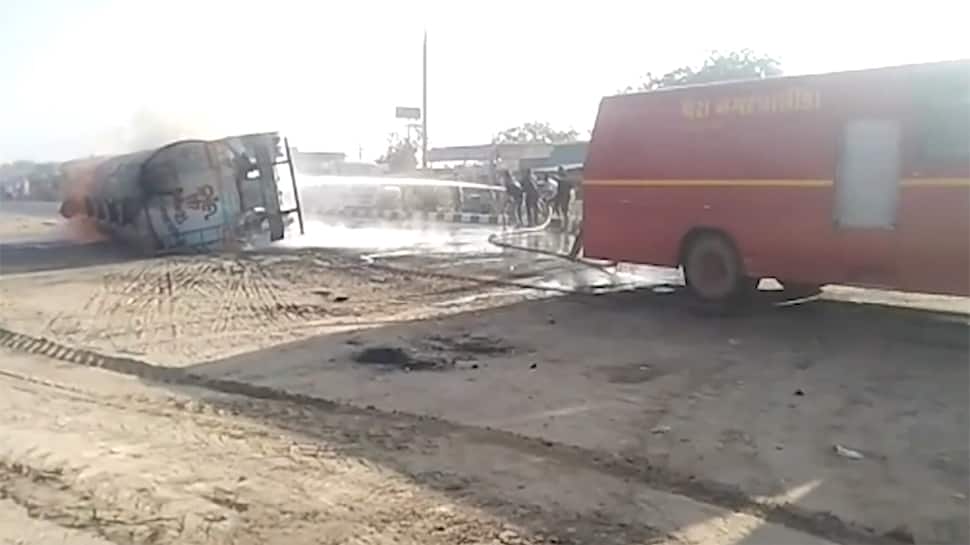 બનાસકાંઠા: થરા હાઇવે પર કેમિકલ ભરેલું ટેન્કર પલ્ટીજતા ભીષણ આગ, બે ગાડીને દુકાન પણ સળગ્યા બનાસકાંઠા: થરા હાઇવે પર કેમિકલ ભરેલું ટેન્કર પલ્ટીજતા ભીષણ આગ, બે ગાડીને દુકાન પણ સળગ્યા