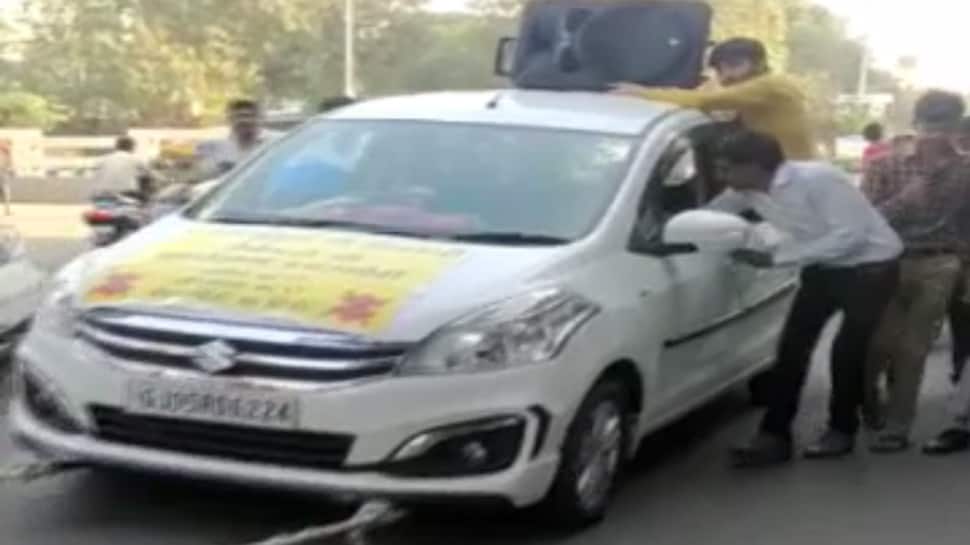 સુરત: MARUTI ની ગાડીમાંથી ઉંટગાડી બનાવી, કંપનીની આંખ ઉઘાડવા અનોખો પ્રયાસ સુરત: MARUTI ની ગાડીમાંથી ઉંટગાડી બનાવી, કંપનીની આંખ ઉઘાડવા અનોખો પ્રયાસ