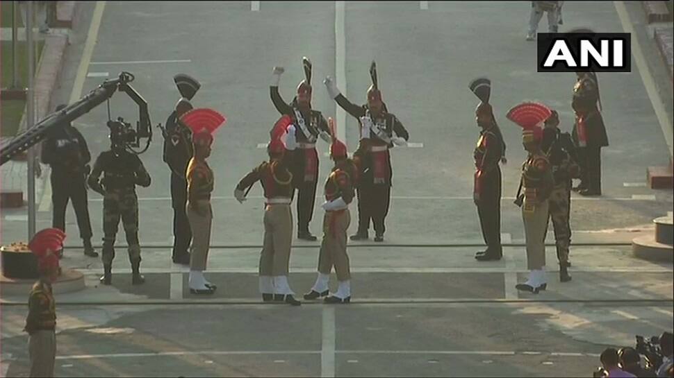 Beating retreat ceremony: વંદેમાતરમ અને ભારત માતાની જયના નારા સાથે ગુંજી અટ્ટારી-વાઘા બોર્ડર Beating retreat ceremony: વંદેમાતરમ અને ભારત માતાની જયના નારા સાથે ગુંજી અટ્ટારી-વાઘા બોર્ડર