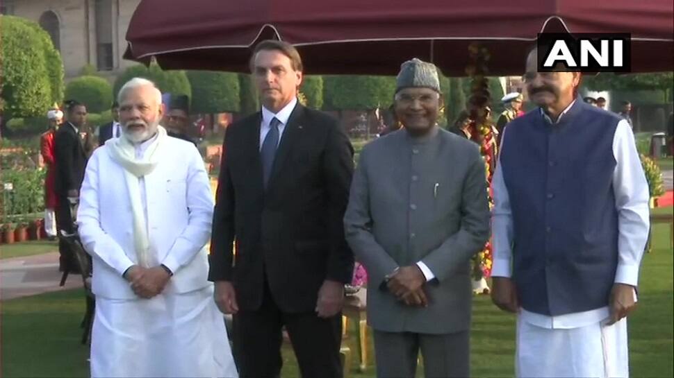 Republic Day 2020: રાષ્ટ્રપતિ ભવનમાં 'એટ હોમ' સમારોહ, બ્રાઝીલના રાષ્ટ્રપતિ બન્યા મુખ્ય અતિથિ Republic Day 2020: રાષ્ટ્રપતિ ભવનમાં 'એટ હોમ' સમારોહ, બ્રાઝીલના રાષ્ટ્રપતિ બન્યા મુખ્ય અતિથિ