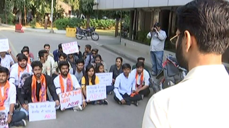 એમ.એસ યુનિવર્સિટી JNU બનવાનાં માર્ગે? CAAનો વિરોધ ચાલુ થતા ABVP લાલઘુમ એમ.એસ યુનિવર્સિટી JNU બનવાનાં માર્ગે? CAAનો વિરોધ ચાલુ થતા ABVP લાલઘુમ
