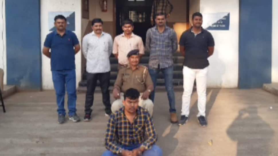 મહુવામાં અસામાજીક તત્વો બેખોફ: પોલીસે રિવોલ્વર સાથે એકને ઝડપ્યો મહુવામાં અસામાજીક તત્વો બેખોફ: પોલીસે રિવોલ્વર સાથે એકને ઝડપ્યો