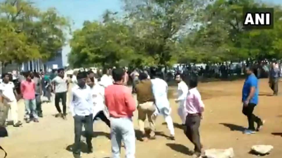 VIDEO: છત્તીસગઢમાં કોંગ્રેસના કાર્યકરો બાખડ્યા, ગાળાગાળી કરી એકબીજાને દોડાવી દોડાવીને માર્યા VIDEO: છત્તીસગઢમાં કોંગ્રેસના કાર્યકરો બાખડ્યા, ગાળાગાળી કરી એકબીજાને દોડાવી દોડાવીને માર્યા