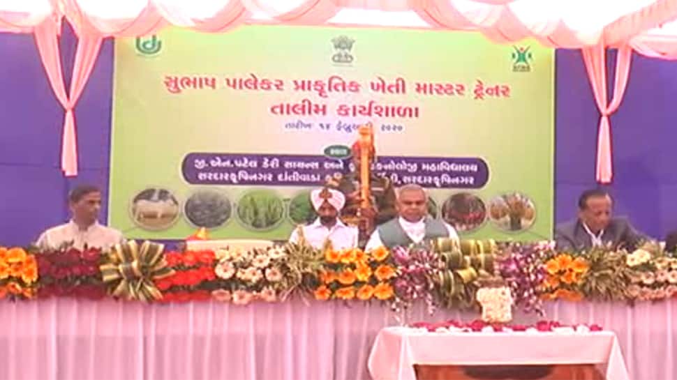 રાજ્યપાલ દેવવ્રતે પ્રાકૃતિક ખેતી માટે 5 હજાર ખેડૂતોને આપી અનોખી તાલિમ રાજ્યપાલ દેવવ્રતે પ્રાકૃતિક ખેતી માટે 5 હજાર ખેડૂતોને આપી અનોખી તાલિમ