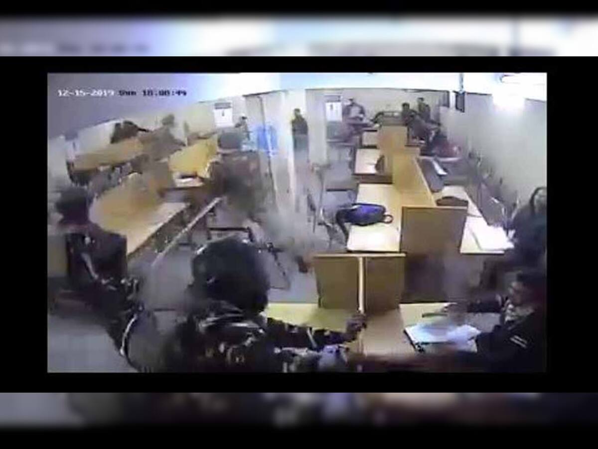 જામિયા પર વીડિયો વોરઃ ડંડા મારતી પોલીસ બાદ હવે હાથમાં પથ્થર લઈ જતાં વિદ્યાર્થીઓનો VIDEO