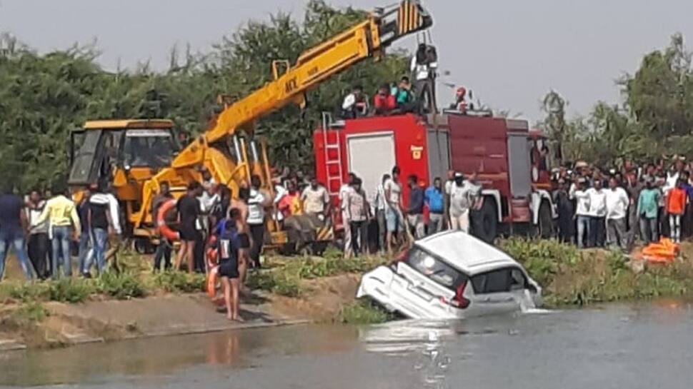 સુરત: બારડોલીમાં ગાડી કેનાલમાં ખાબકતા, પરિવારનાં 3 લોકોનાં મોત નિપજ્યાં સુરત: બારડોલીમાં ગાડી કેનાલમાં ખાબકતા, પરિવારનાં 3 લોકોનાં મોત નિપજ્યાં