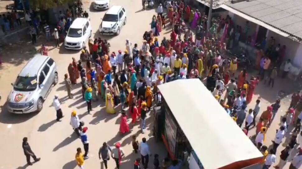 પાલનપુરમાં ફરી એકવાર વરઘોડા પર હૂમલો, આર્મી જવાને ઠાલવી પોતાની વ્યથા પાલનપુરમાં ફરી એકવાર વરઘોડા પર હૂમલો, આર્મી જવાને ઠાલવી પોતાની વ્યથા