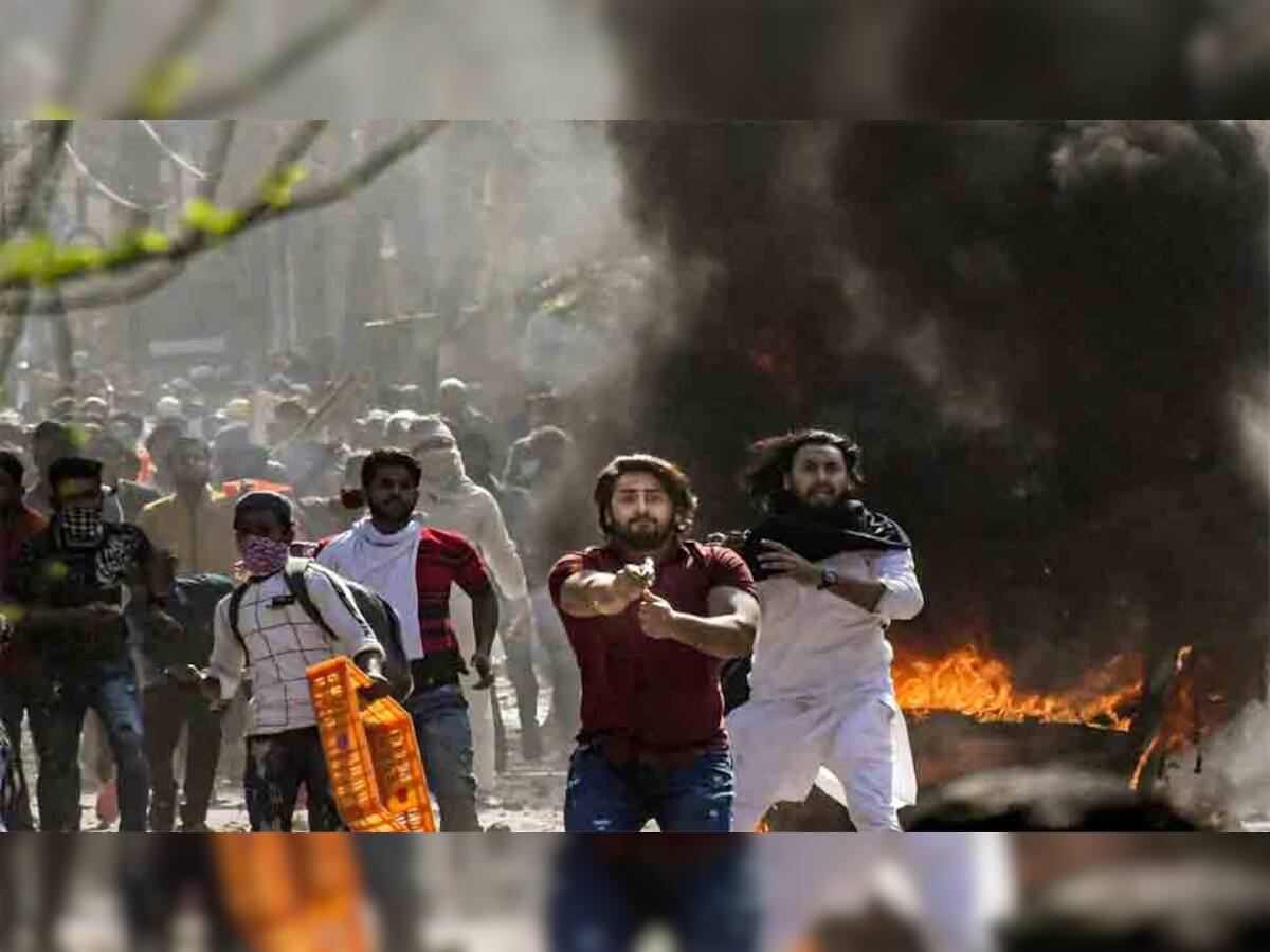 દિલ્હી હિંસા: ખુલ્લેઆમ ગોળીઓ ચલાવનાર લાલ ટી શર્ટ પહેરેલા યુવકની થઇ ઓળખ