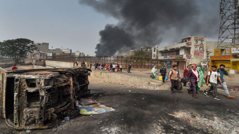 Delhi Violence: 27 મોત, 18 FIR અને 106 લોકોની ધરપકડ, સીએમે લીધી હિંસાગ્રસ્ત વિસ્તારની મુલાકાત Delhi Violence: 27 મોત, 18 FIR અને 106 લોકોની ધરપકડ, સીએમે લીધી હિંસાગ્રસ્ત વિસ્તારની મુલાકાત