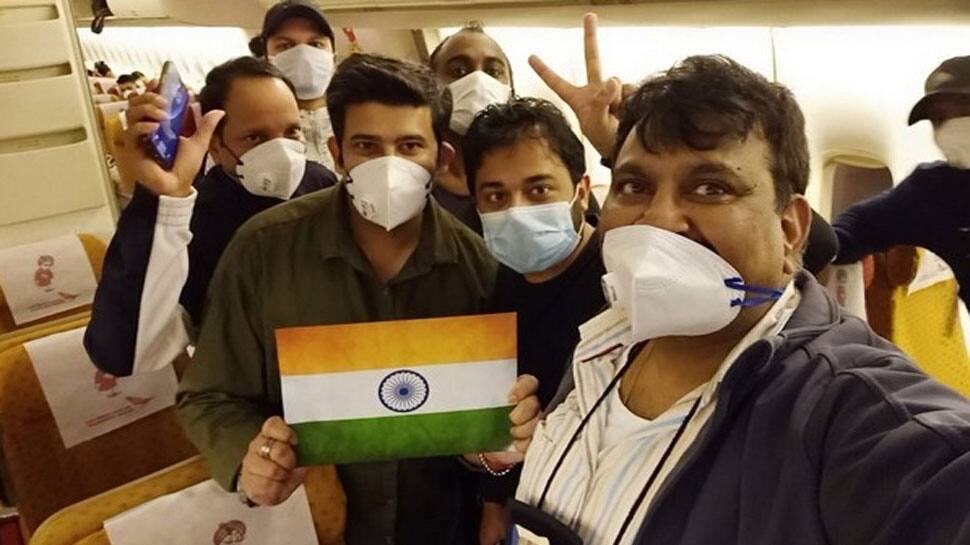 કોરોના વાઈરસ: જાપાનના તટે ઊભેલા શિપમાં ફસાયેલા 119 ભારતીયો અને 5 વિદેશીઓને એરલિફ્ટ કરાયા કોરોના વાઈરસ: જાપાનના તટે ઊભેલા શિપમાં ફસાયેલા 119 ભારતીયો અને 5 વિદેશીઓને એરલિફ્ટ કરાયા