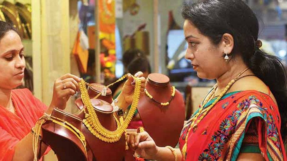 નોટબંધી પહેલાં માલામાલ થયા હતા સોની, હવે ઇનકમ ટેક્સની છે નજર નોટબંધી પહેલાં માલામાલ થયા હતા સોની, હવે ઇનકમ ટેક્સની છે નજર