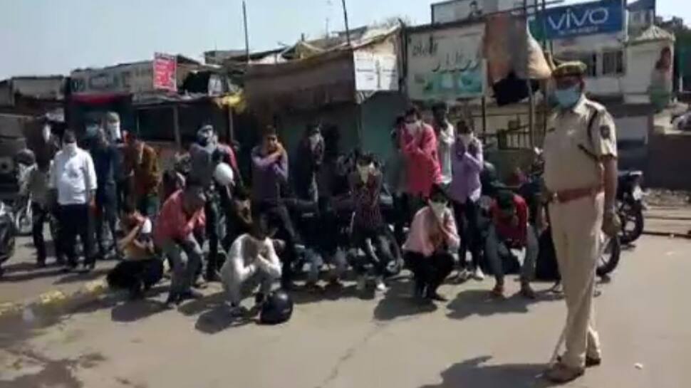 લોકડાઉનમાં રખડવા નીકળી પડેલા લોકોને પોલીસે જાહેરમાં બરાબરનો પાઠ ભણાવ્યો લોકડાઉનમાં રખડવા નીકળી પડેલા લોકોને પોલીસે જાહેરમાં બરાબરનો પાઠ ભણાવ્યો